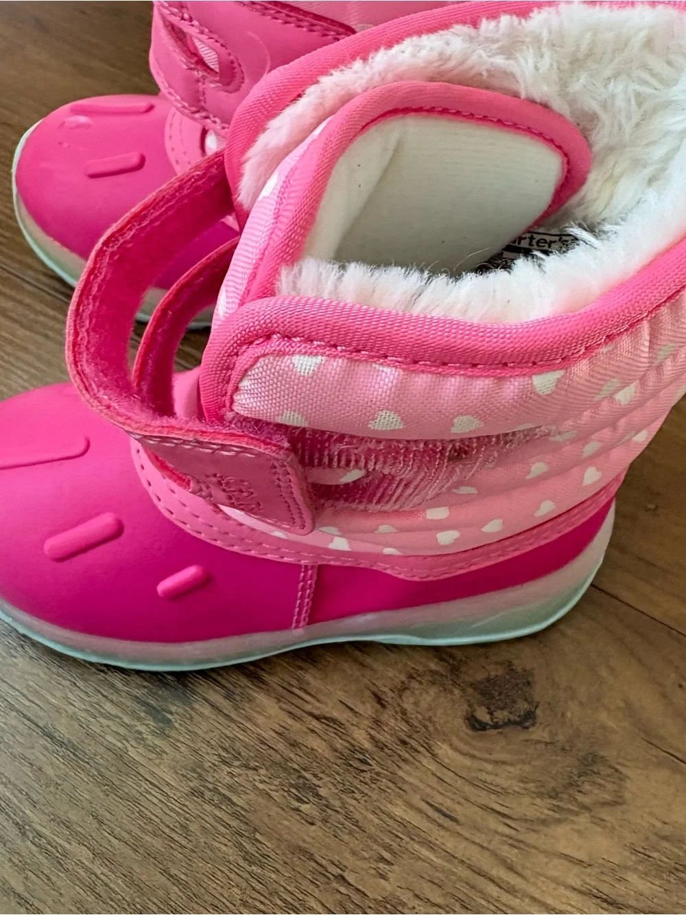 Carter's Bright Pink Heart Snow Boots girls size 8. iNV25/554